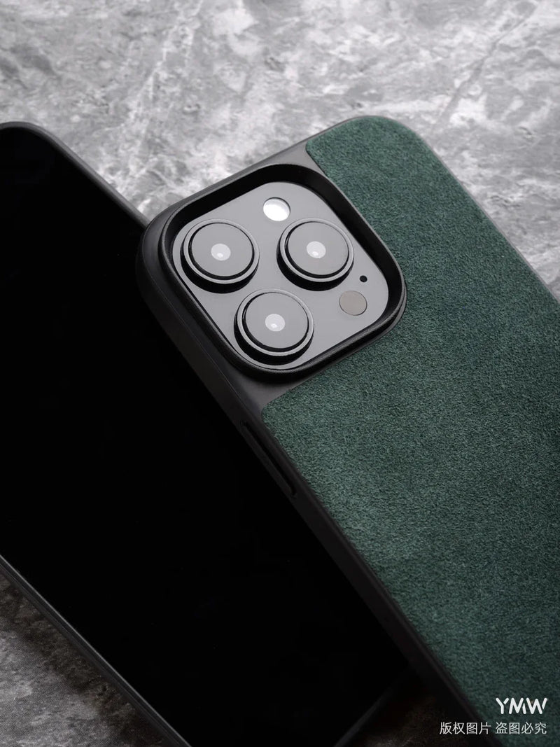 Capa ALCANTARA p/ iPhone 11–16 (Pro/Max) – Luxo, antiderrapante, lavável