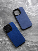 Capa ALCANTARA p/ iPhone 11–16 (Pro/Max) – Luxo, antiderrapante, lavável