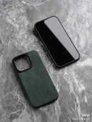 Capa ALCANTARA p/ iPhone 11–16 (Pro/Max) – Luxo, antiderrapante, lavável