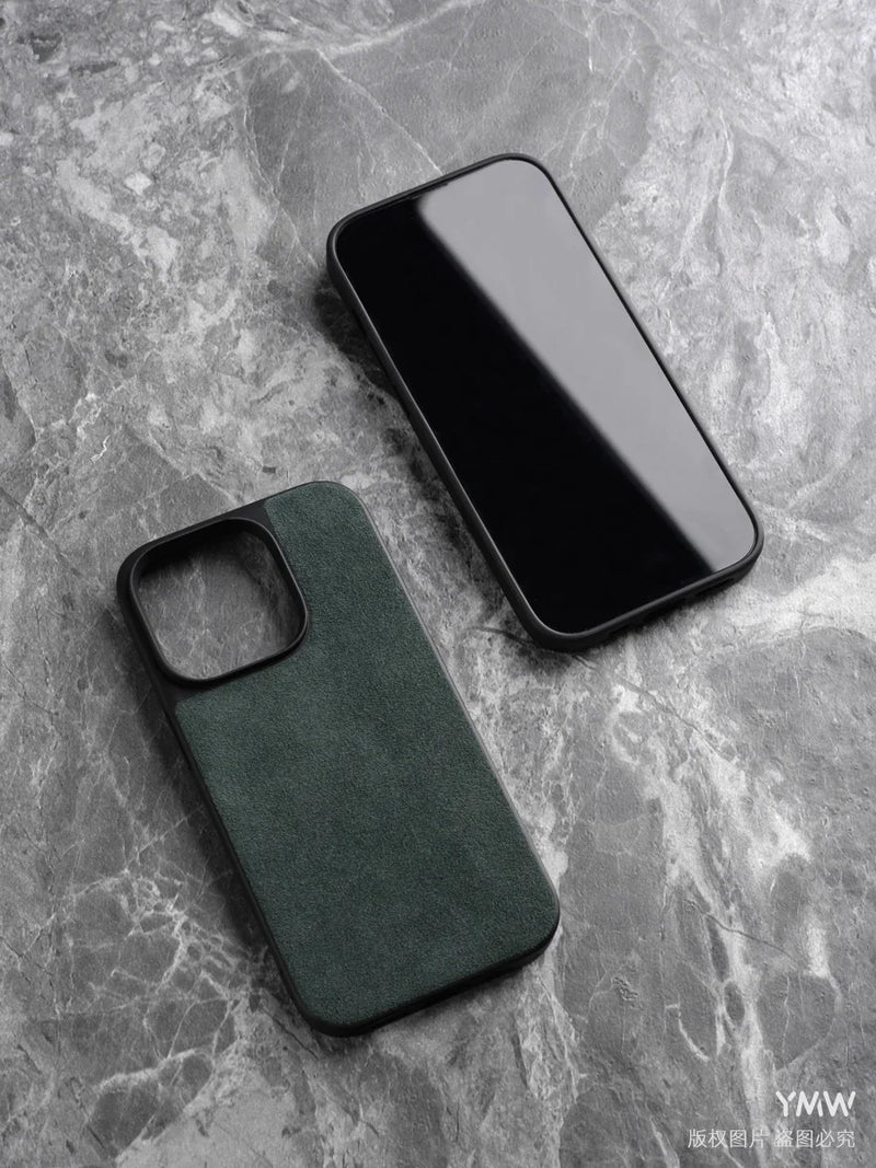 Capa ALCANTARA p/ iPhone 11–16 (Pro/Max) – Luxo, antiderrapante, lavável