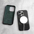 Capa Magnética ALCANTARA p/ iPhone 15/14 Pro & Pro Max – Luxo Automotivo, Anti-marcas, Grip Alto