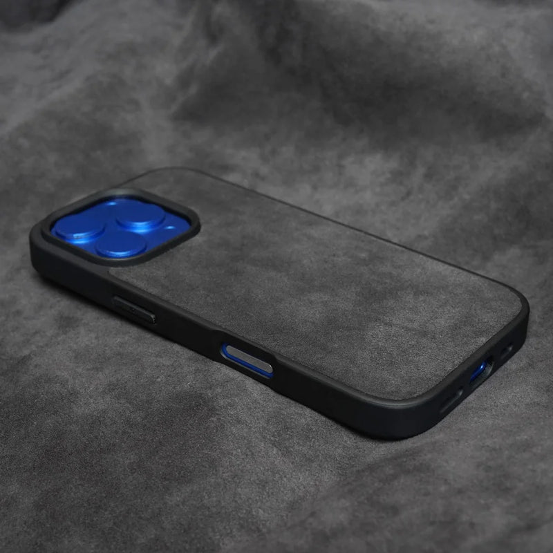 Capa ALCANTARA p/ iPhone 11–16 (Pro/Max) – Luxo, antiderrapante, lavável