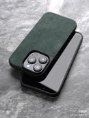 Capa ALCANTARA p/ iPhone 11–16 (Pro/Max) – Luxo, antiderrapante, lavável