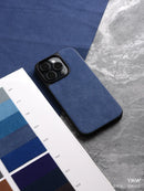 Capa ALCANTARA p/ iPhone 11–16 (Pro/Max) – Luxo, antiderrapante, lavável