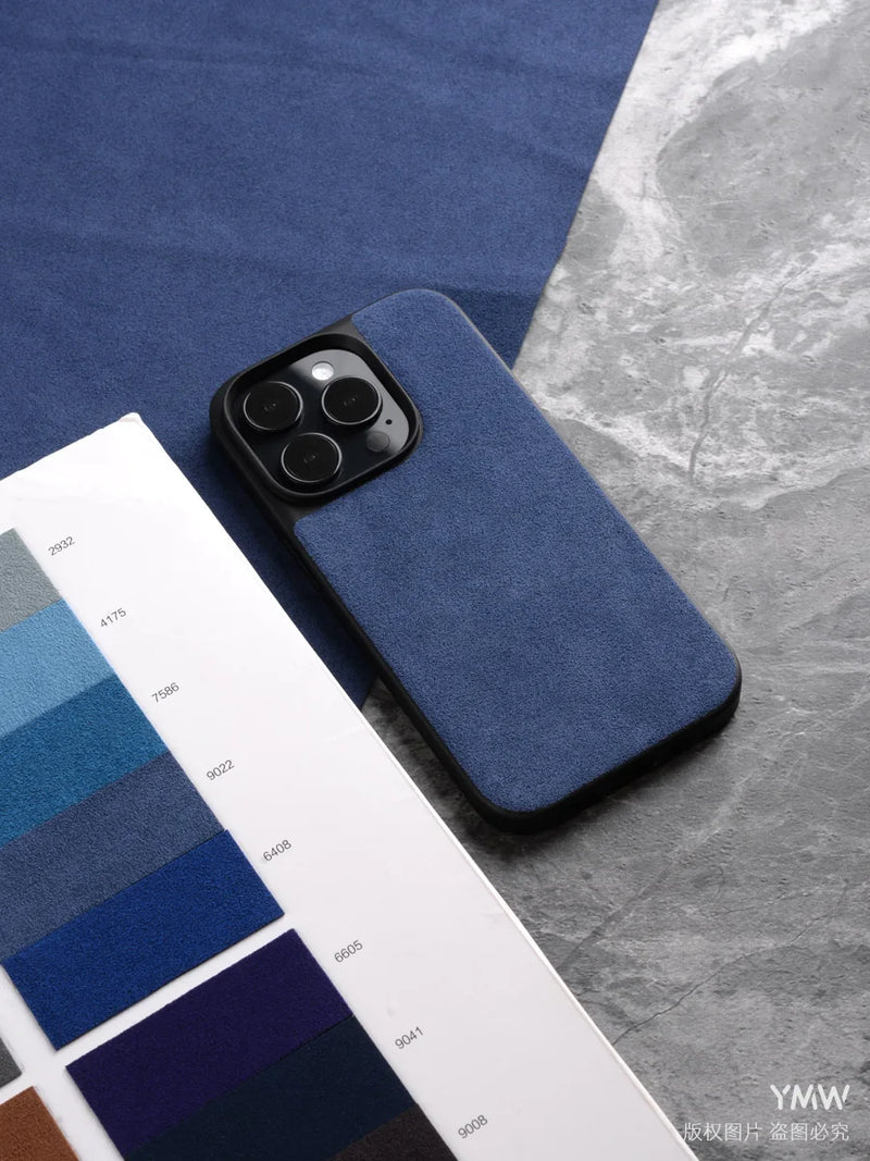 Capa ALCANTARA p/ iPhone 11–16 (Pro/Max) – Luxo, antiderrapante, lavável