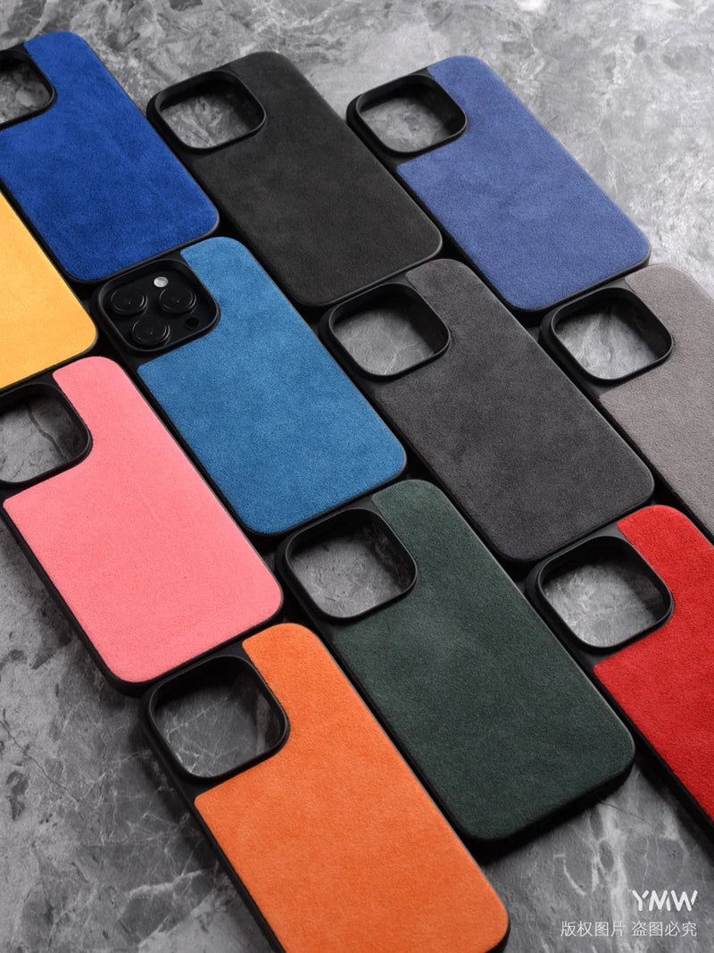 Capa ALCANTARA p/ iPhone 11–16 (Pro/Max) – Luxo, antiderrapante, lavável