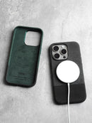 Capa Magnética ALCANTARA p/ iPhone 15/14 Pro & Pro Max – Luxo Automotivo, Anti-marcas, Grip Alto