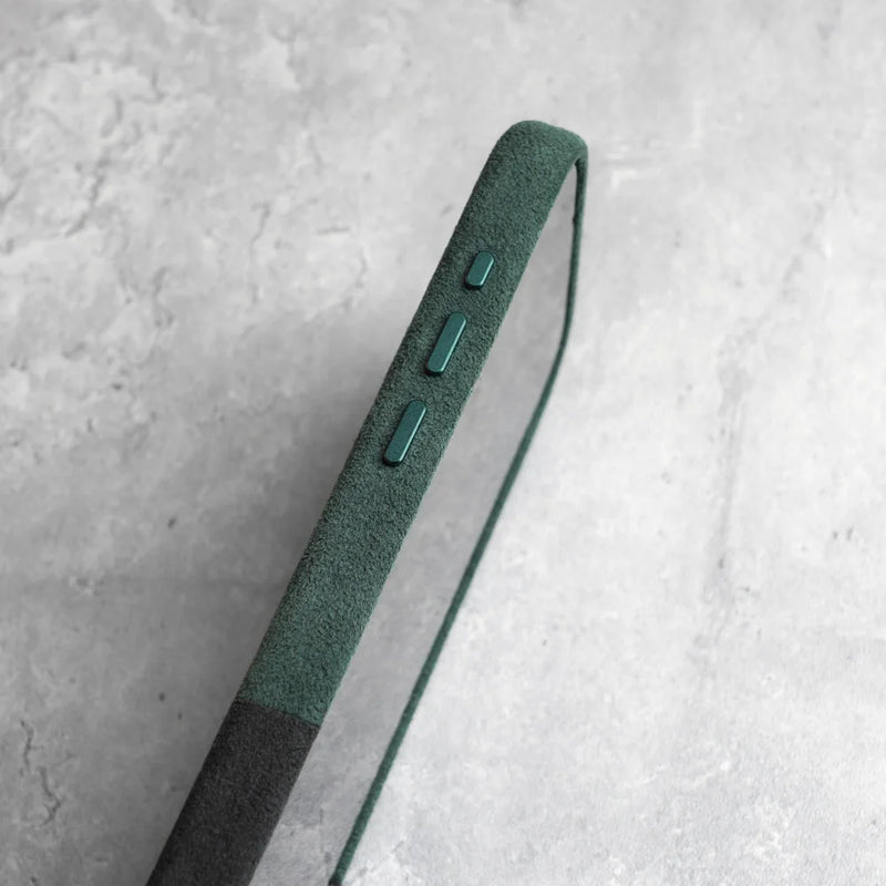 Capa Magnética ALCANTARA p/ iPhone 15/14 Pro & Pro Max – Luxo Automotivo, Anti-marcas, Grip Alto