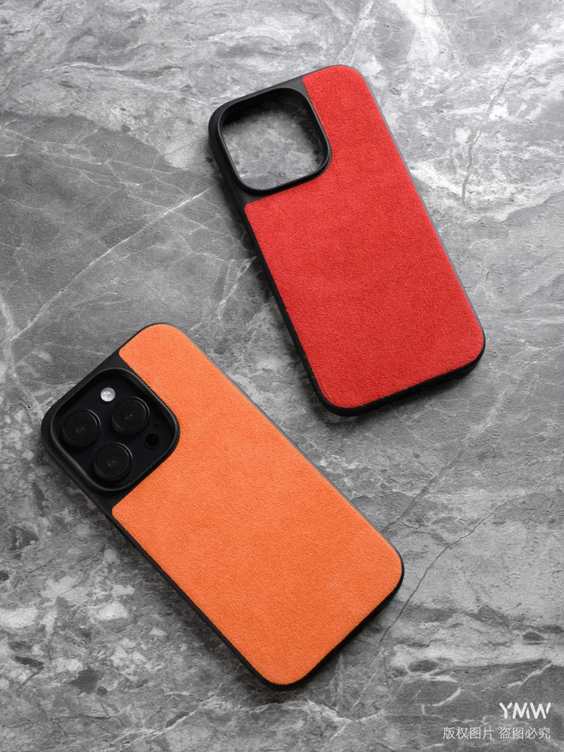 Capa ALCANTARA p/ iPhone 11–16 (Pro/Max) – Luxo, antiderrapante, lavável
