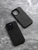 Capa ALCANTARA p/ iPhone 11–16 (Pro/Max) – Luxo, antiderrapante, lavável