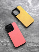 Capa ALCANTARA p/ iPhone 11–16 (Pro/Max) – Luxo, antiderrapante, lavável